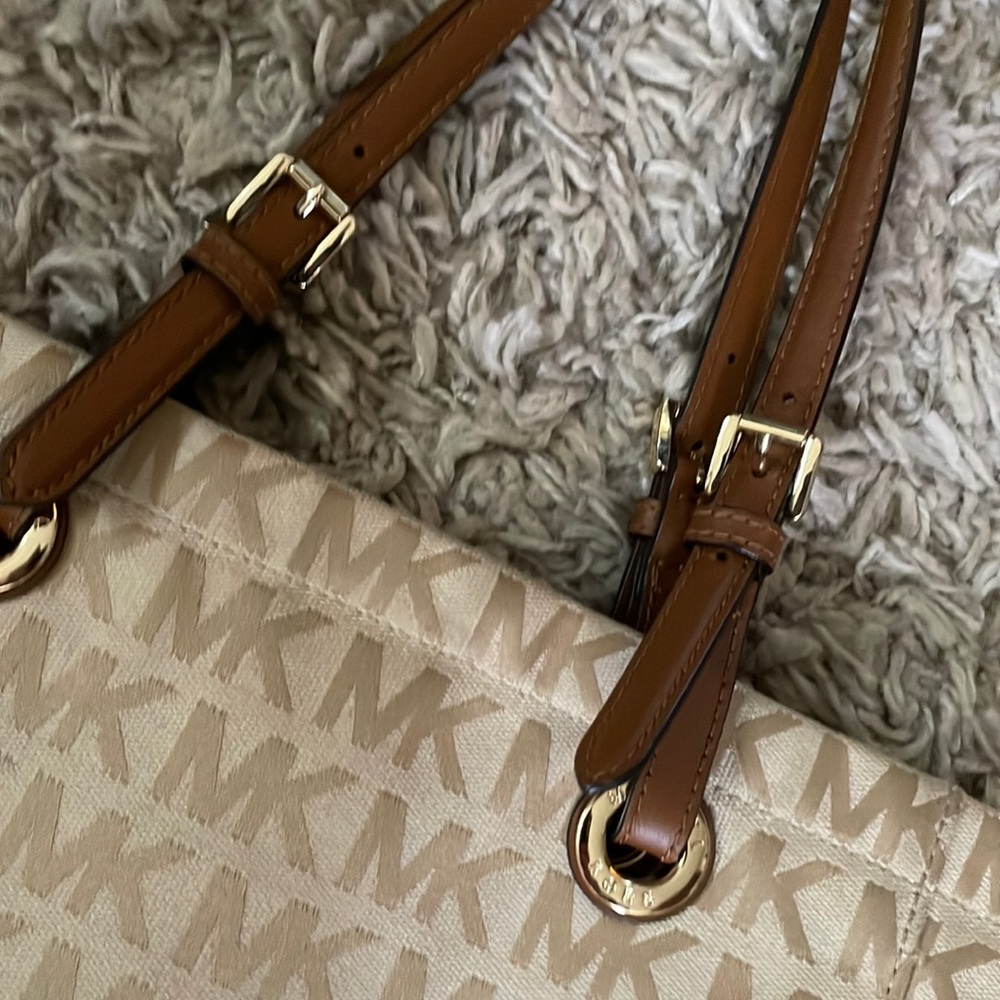 Michael kors handbag tote great condition! Clean inside and out!